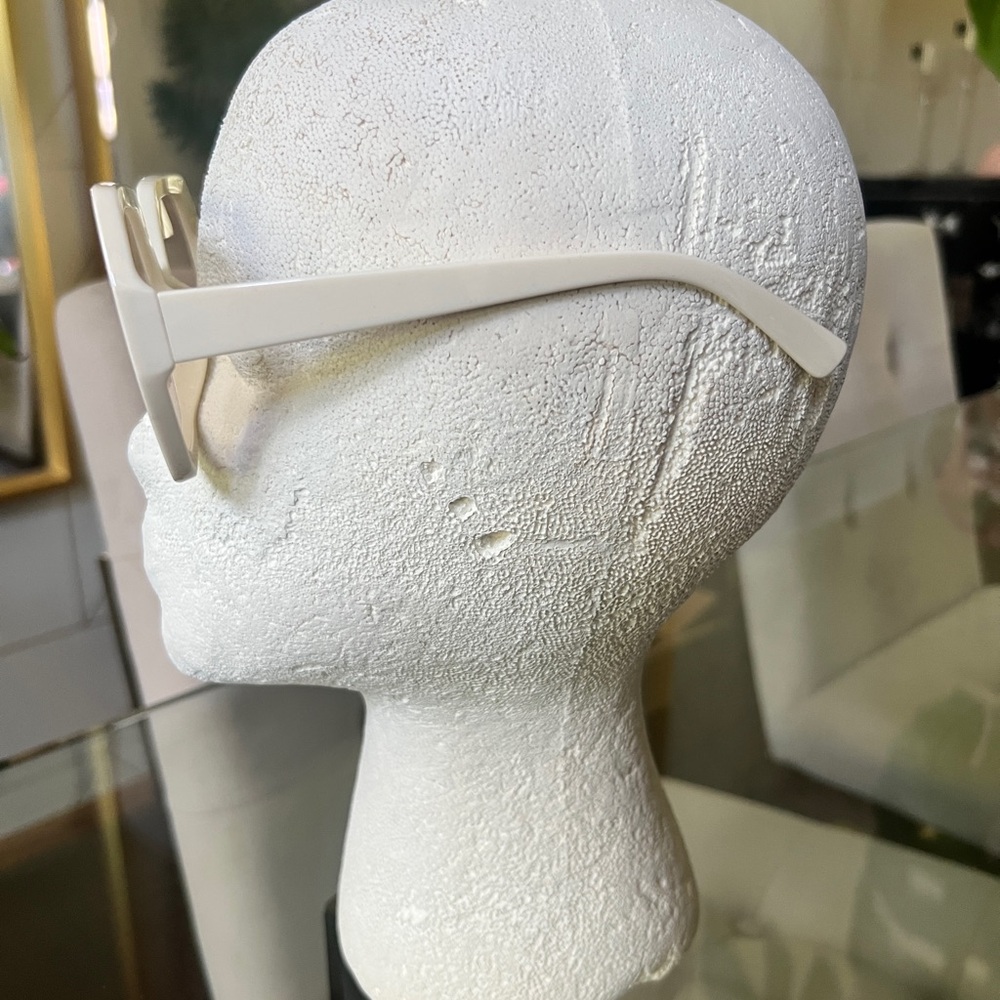 Chic White Geometric Sunglasses - Picture 2 of 2
